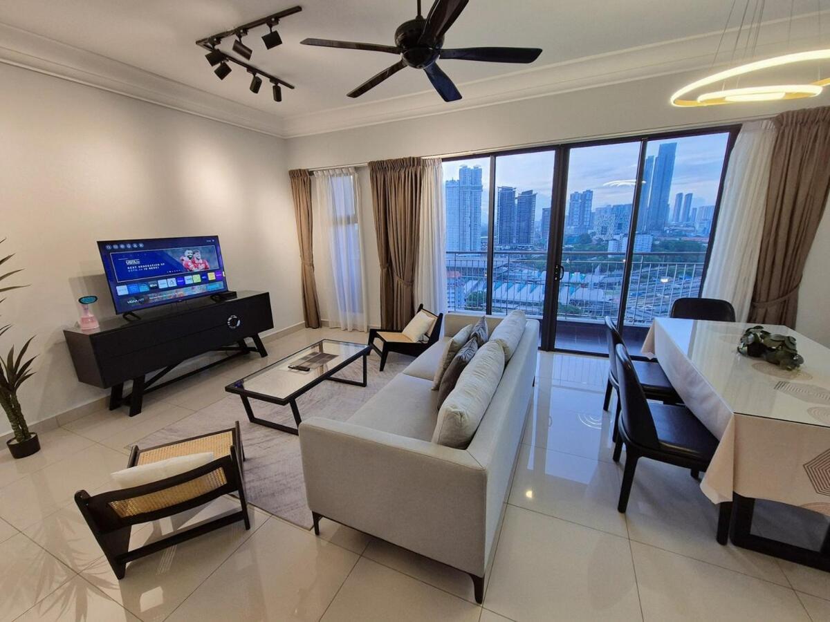 Short Walk To Custom & Sqaure 3 Brs 8 Pax Apartment
