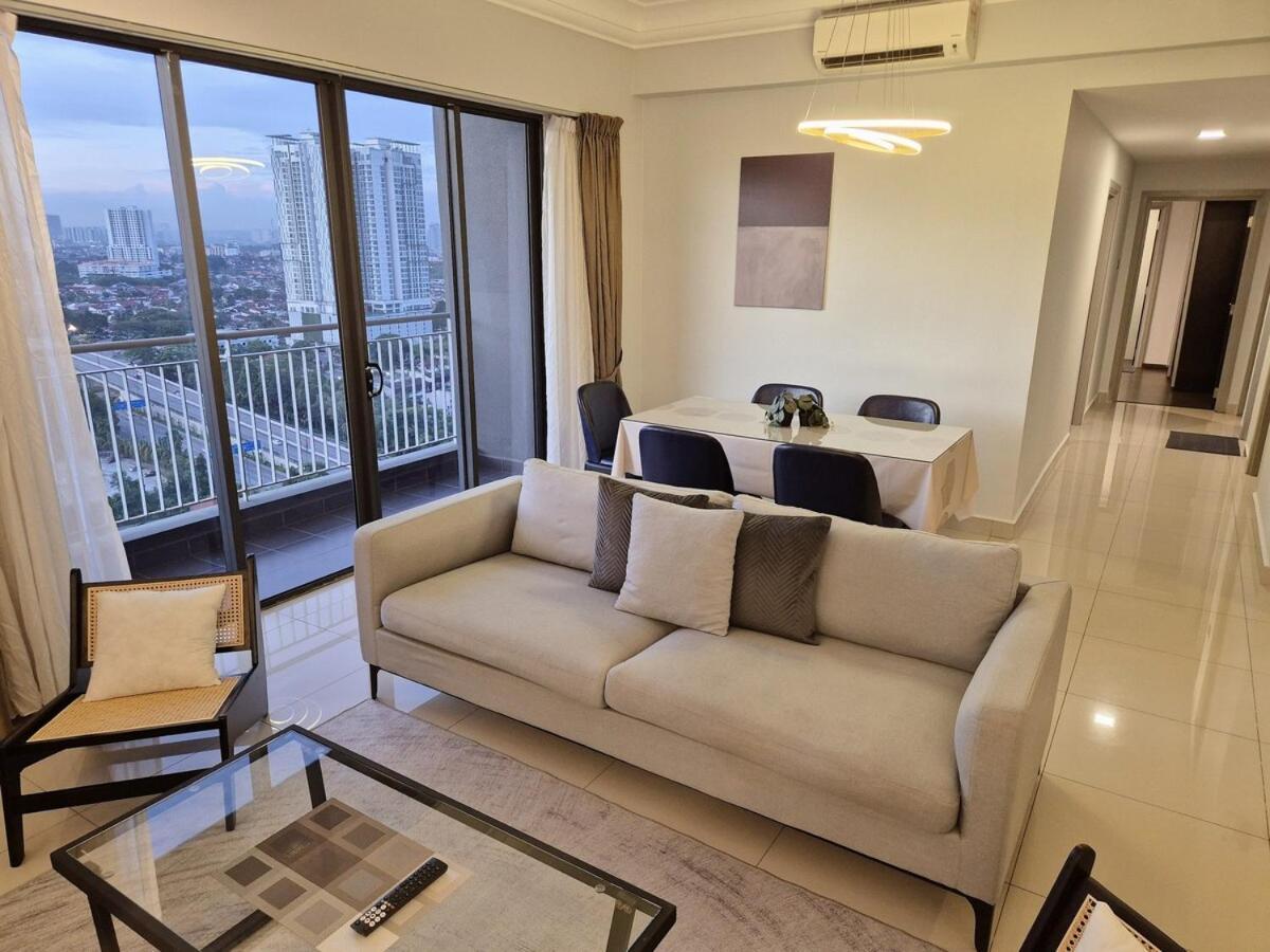 Apartment Short Walk To Custom & Sqaure 3 Brs 8 Pax *