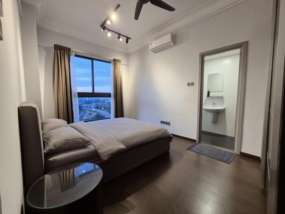 Apartment Short Walk To Custom & Sqaure 3 Brs 8 Pax