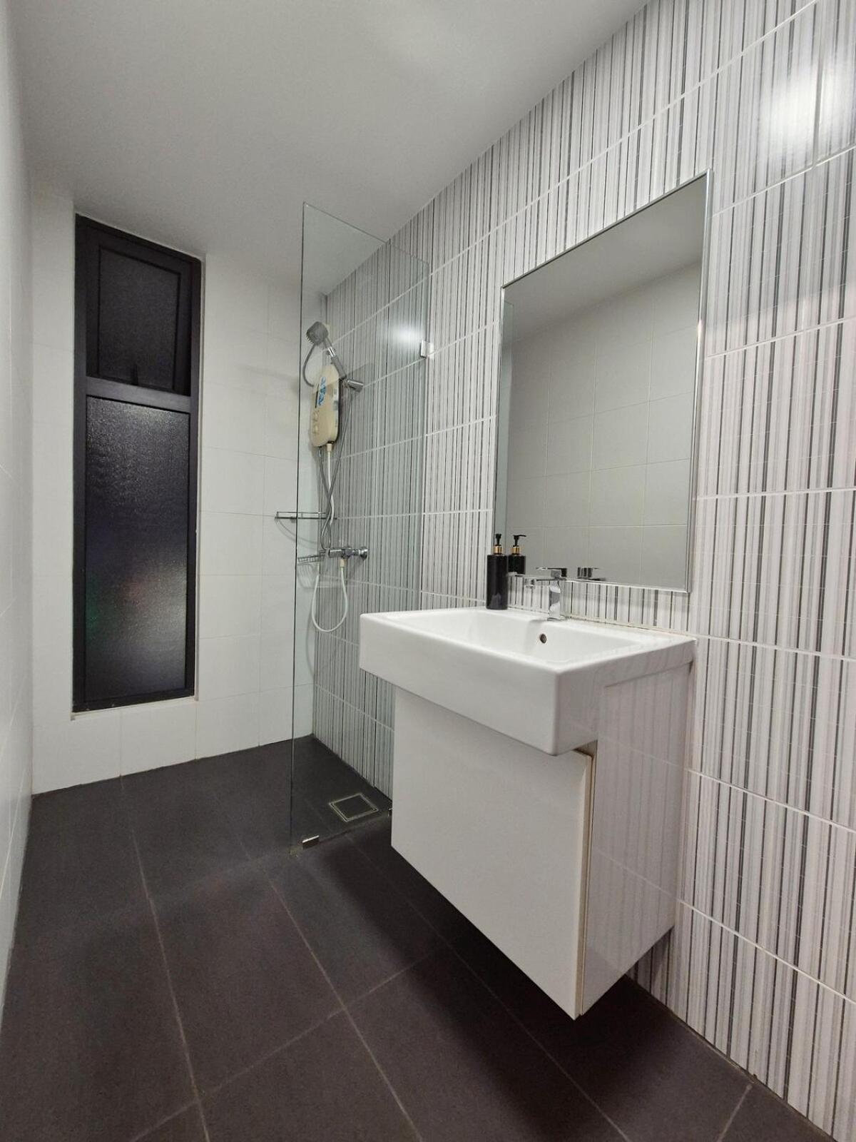 Apartment Short Walk To Custom & Sqaure 3 Brs 8 Pax *