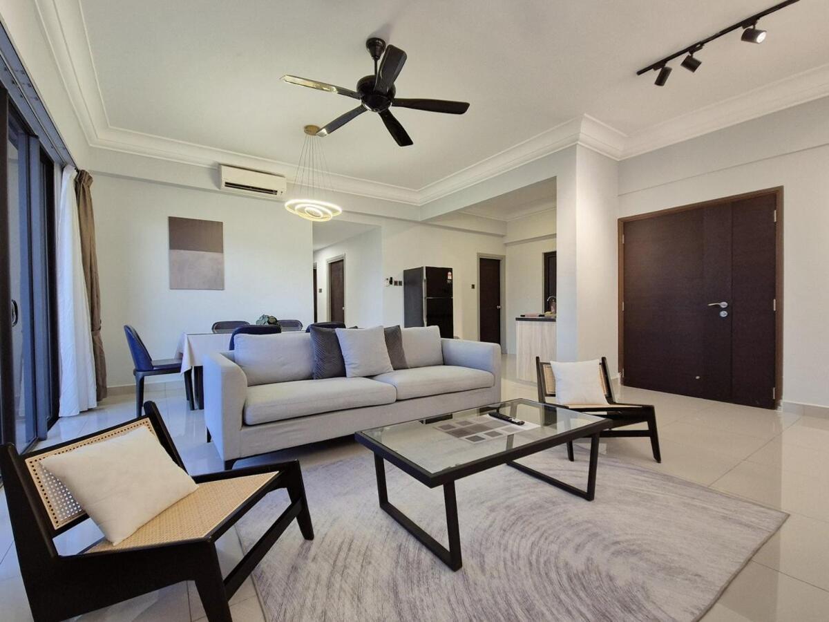 Short Walk To Custom & Sqaure 3 Brs 8 Pax Pangsapuri *
